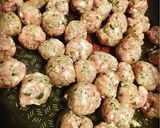 Une image de l'étape 2 de Boulettes de viande de porc au herbes et sauce tomate.