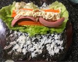 Hình bước làm 2 của món Sushi Cuộn Xúc Xích, Trứng và Cà Rốt