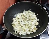 फ्लाॅवर बटाटा भाजी (Flower Batata Bhaji Recipe In Marathi) रेसिपी स्टेप 1 फोटो 