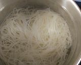 Foto del paso 3 de la receta: Salmón con soja, sésamo y fideos salteados con verduras