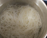Foto del paso 3 de la receta: Salmón con soja, sésamo y fideos salteados con verduras