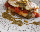 Foto del paso 5 de la receta: Tosta de huevo frito, tomate cherry con pesto y queso fundido
