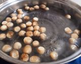 Hình bước làm 2 của món Canh rau dền đỏ nấm rơm (món chay)