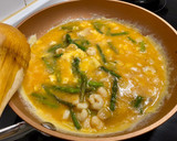 Foto del paso 5 de la receta: Revuelto de gambas al ajillo y trigueros frescos