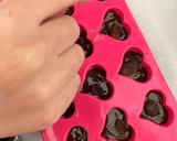 Foto del paso 2 de la receta: Bombones de chocolate rellenos de nuez y pasas, sin azúcar