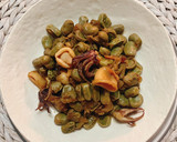 Foto del paso 4 de la receta: Calamares encebollados con habas