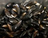 A picture of step 1 of Moules Marinières with Cream.