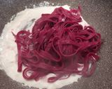 Foto del passaggio 10 della ricetta Fettuccine rosa con crema alla robiola e pesto di rucola