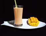 A picture of step 3 of Mango strawberry yogurt smoothie.