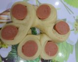Hình bước làm 4 của món Bánh mì xúc xích hoa mai