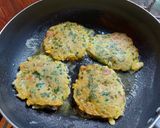 Foto langkah ke 3 dari resep Martabak Nasi Sosis Kucai.