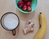 Foto del paso 1 de la receta: Licuado de banana y frutillas 🍌 🍓 sin endulzar