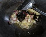 Foto langkah ke 3 dari resep Sambel goreng putih telur dan sosis.