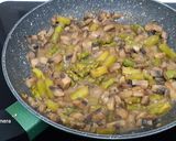 Foto del paso 3 de la receta: Huevo a la plancha con champiñones y trigueros