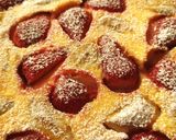 Foto del passaggio 2 della ricetta Clafoutis leggero allo yogurt con fragole e banane