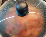 Paradicsomszószban sült tőkehal kapribogyóval és mazsolával mediterrán módra recept fázis 3 fotója