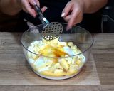 A picture of step 5 of Apple Crumble Pie.