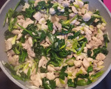 Foto del paso 5 de la receta: Hojaldre con pollo y huevo a la florentina