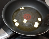 Foto del paso 2 de la receta: Verdel con calabacín a la plancha y refrito de ajos