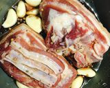 Hình bước làm 2 của món Ba rọi kho mắm dừa