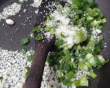 Foto langkah ke 2 dari resep Nasi Ceplok Telur dengan Scallion Oil.