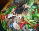 Foto langkah ke 4 dari resep Mangut Ikan Tongkol tomat hijau.