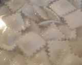 Foto del paso 5 de la receta: Ravioles a la crema con pollo, verdeo y perejil