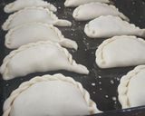 Foto del paso 9 de la receta: Empanadas criollas (morrón, cebolla, huevito duro, pasa de uva y aceitunas), con masa casera🥟