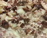 Foto del passaggio 4 della ricetta Risotto al radicchio con salsiccia e asiago