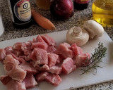 Foto del paso 1 de la receta: Estofado sencillo de cerdo con champiñones
