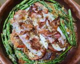 Foto del paso 6 de la receta: Pescado al horno sobre tomates, con espárragos, panceta y hebras de queso