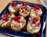 Foto del paso 3 de la receta: Canapé riquísimo en 5 minutos | Canapé de queso gorgonzola y perdiz en escabeche con granada