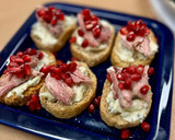 Foto del paso 3 de la receta: Canapé riquísimo en 5 minutos | Canapé de queso gorgonzola y perdiz en escabeche con granada