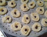 Foto langkah ke 3 dari resep Kue semprit teflon.