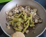 Foto del paso 2 de la receta: Revuelto de ajetes, trigueros, champiñones y queso