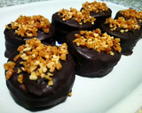Foto del paso 6 de la receta: Alfajores bañados en chocolate