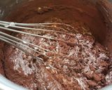 Foto del paso 3 de la receta Pastel bizcocho de chocolate, nata, fresa bañado de chocolate de sabor a canela 