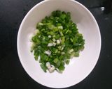 લીલી ડુંગળી અને ટામેટાંનું સલાડ(Spring onion and tomato salad recipe in gujarati) રેસીપી સ્ટેપ1ફોટો