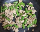 Foto langkah ke 3 dari resep Tumis buncis ayam cincang.