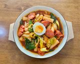 Hình bước làm 3 của món Tokbokki xào kim chi xúc xích