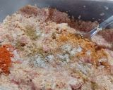 Foto del paso 2 de la receta: Hamburguesas de cerdo con semillas y ensalada multicolor