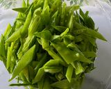 A picture of step 2 of Chinese stir fry - Snow Peas with dried shrimps and garlic.