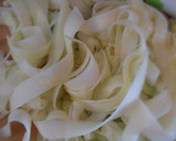 Foto del paso 4 de la receta: Falsos tallarines de calabacin con salsa de tomate, atún y huevo
