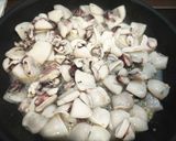 Foto del paso 1 de la receta: Calamares y gambas salteadas al vino