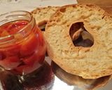 Foto del passaggio 4 della ricetta Friselle con pomodorini sott'olio