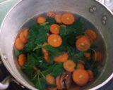 Foto langkah ke 4 dari resep Bening Bayam Wortel.