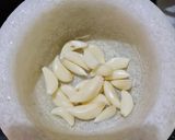 વધારેલા લસણીયા મમરા (Vagharela Lasaniya Mamra Recipe In Gujarati) રેસીપી સ્ટેપ1ફોટો