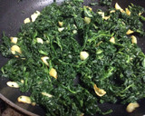 Foto del paso 3 de la receta: Revuelto de langostinos con acelgas congeladas