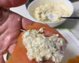 Foto del paso 3 de la receta: Rollitos de salmón ahumado con crema de queso y mango
