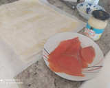 Foto del paso 1 de la receta: Triángulos de jamón y queso, salmón y salsa tártara, con masa filo